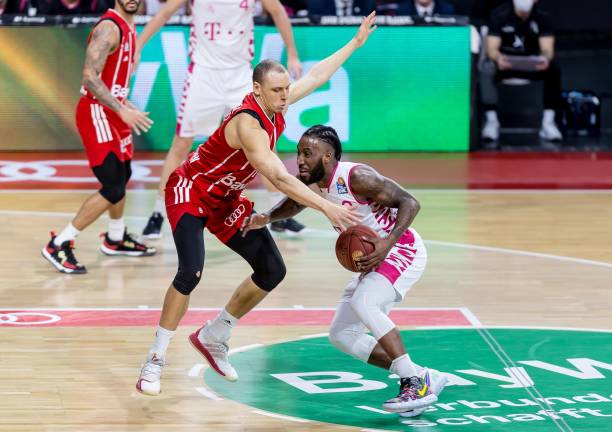 天空：狼队正与伯恩利旧将布朗希尔谈判，利雅得青年也有意他